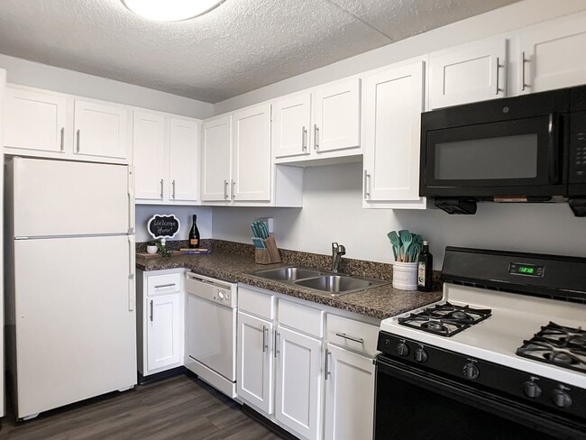 Pine Ridge Apartments in Willoughby Hills, OH - Building Photo - Building Photo