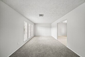 303 Hearthside Cir in League City, TX - Building Photo - Building Photo
