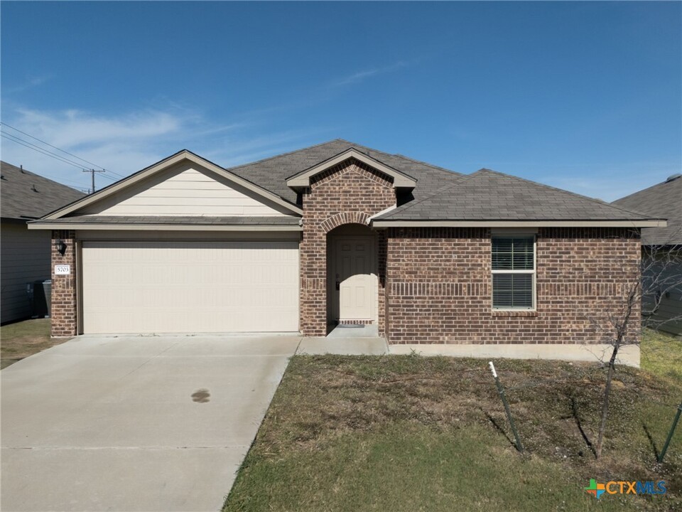 5703 Amelia Earhart Blvd in Killeen, TX - Building Photo