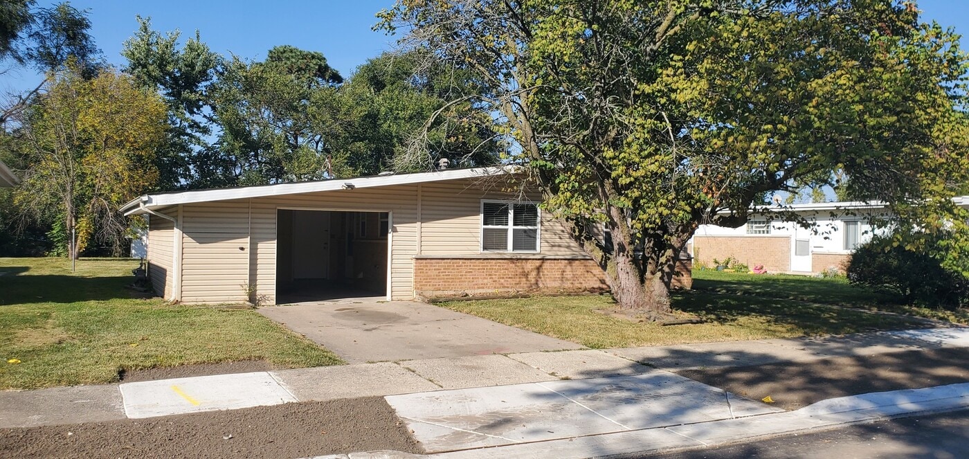 320 Somonauk St in Park Forest, IL - Building Photo