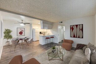 Cedar Oaks in Bakersfield, CA - Building Photo