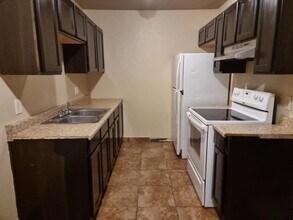 2321 Ellis St in North Las Vegas, NV - Foto de edificio - Building Photo