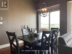 1071 Queens Ave in Oakville, ON - Building Photo - Building Photo