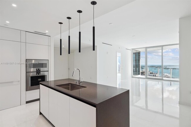 300 Biscayne Boulevard Way, Unit # 3 in Miami, FL - Building Photo - Building Photo