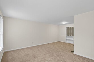 39 W Wainwright Dr in Poquoson, VA - Building Photo - Building Photo