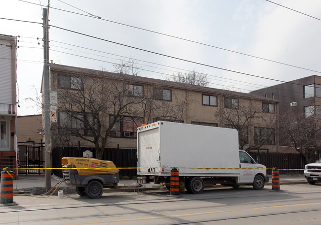 1209 Queen St E in Toronto, ON - Building Photo - Building Photo