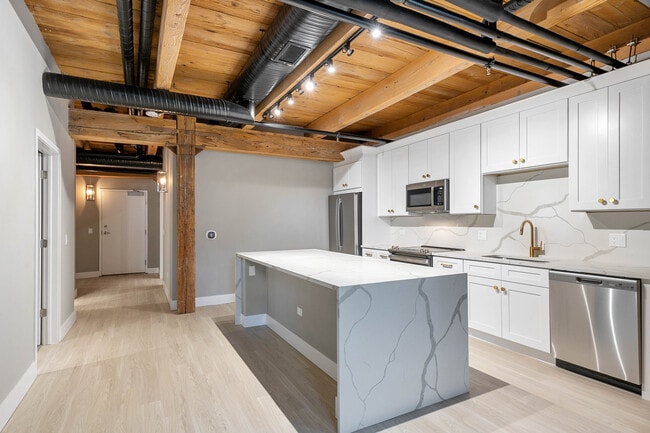 5th Avenue Station in Naperville, IL - Foto de edificio - Building Photo