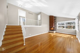 393 Huntington Ln in Elmhurst, IL - Building Photo - Building Photo