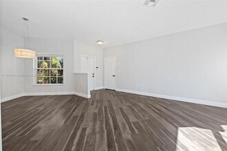 874 NW 170th Terrace in Pembroke Pines, FL - Foto de edificio - Building Photo