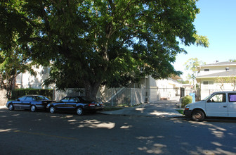 14707 Sylvan St in Van Nuys, CA - Building Photo - Building Photo