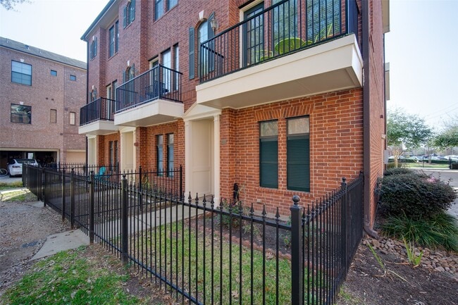 2110 Shearn St in Houston, TX - Building Photo - Building Photo