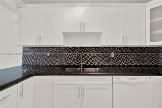 1990 W 56th St in Hialeah, FL - Foto de edificio - Building Photo