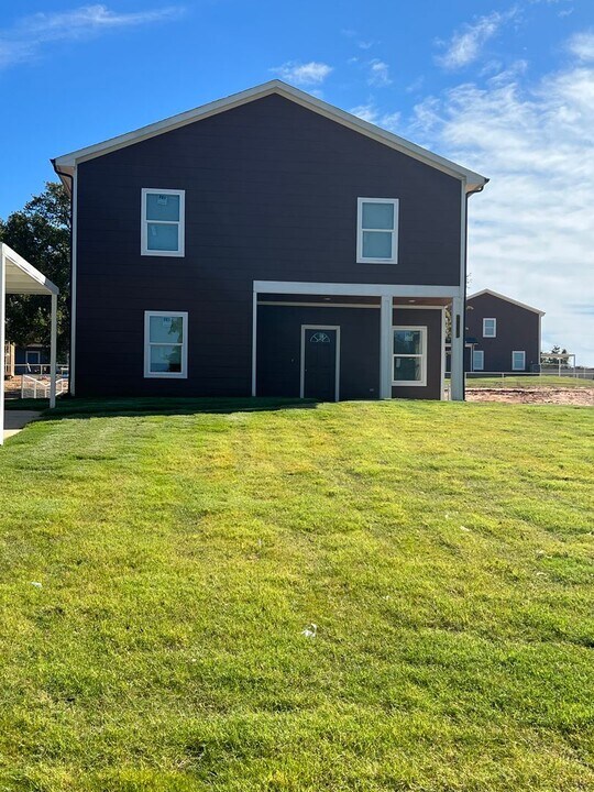 1083 Deer Ln in Azle, TX - Building Photo