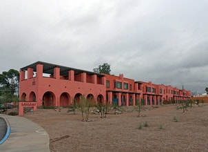 Casitas on East Broadway in Tucson, AZ - Foto de edificio - Building Photo