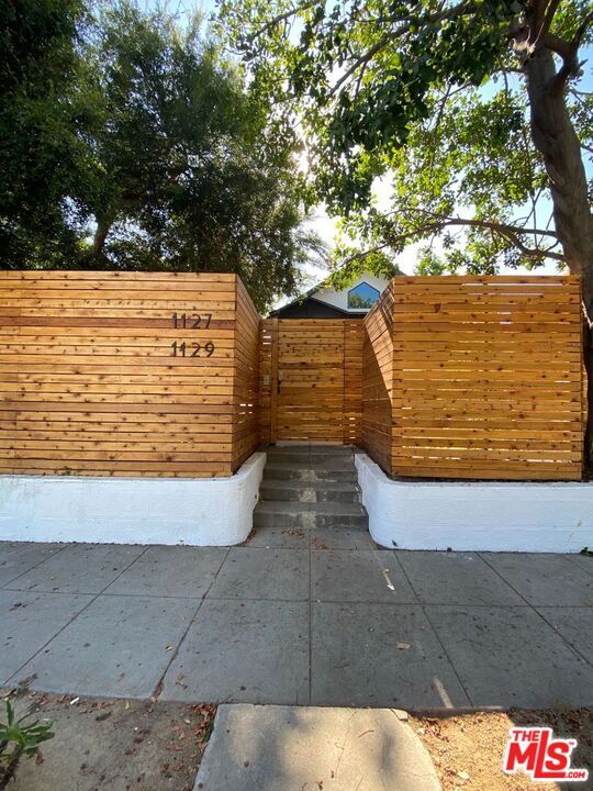 1129 N Westmoreland Ave in Los Angeles, CA - Building Photo - Building Photo