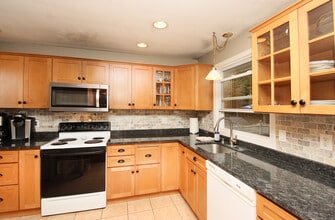 104 Country Club Rd in Cheshire, CT - Building Photo - Building Photo