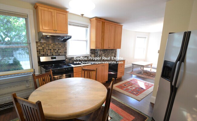 16 Alcott St, Unit 1 in Boston, MA - Foto de edificio - Building Photo