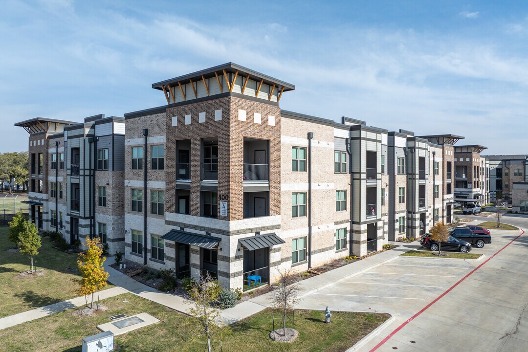 Heights at Macarthur in Irving, TX - Building Photo