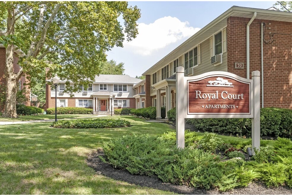 Royal Court Apartments, LLC in River Edge, NJ - Foto de edificio