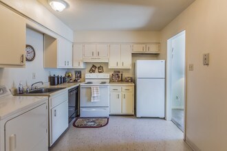 Shadowbrook Townhomes in Memphis, TN - Building Photo - Interior Photo