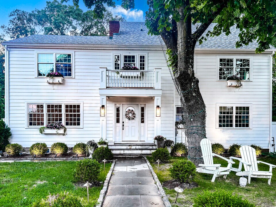28 Oak St in Westport, CT - Building Photo