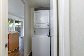 8820 La Riviera Dr, Unit D in Sacramento, CA - Building Photo - Building Photo
