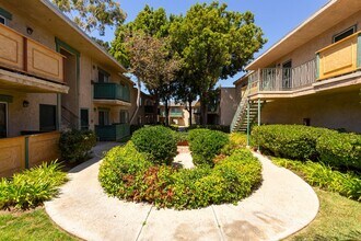San Remo Court in Chula Vista, CA - Foto de edificio - Building Photo