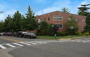 Fairfield Cedarhurst Court in Cedarhurst, NY - Foto de edificio - Building Photo