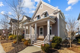 124 Rock Ledge Dr in Chapel Hill, NC - Foto de edificio - Building Photo