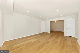 7917 Coriander Dr-Unit -104 in Gaithersburg, MD - Building Photo - Building Photo