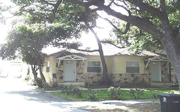 1700 Grismer Ave in Burbank, CA - Foto de edificio