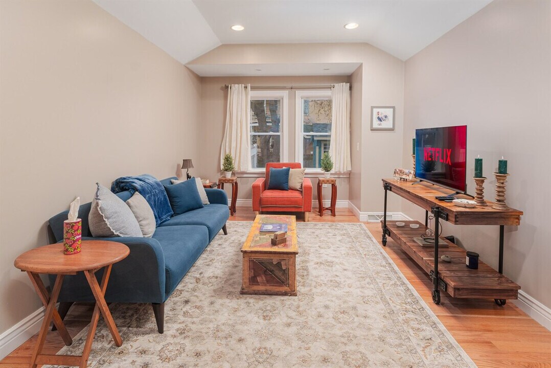 17 S Franklin St in Saratoga Springs, NY - Building Photo