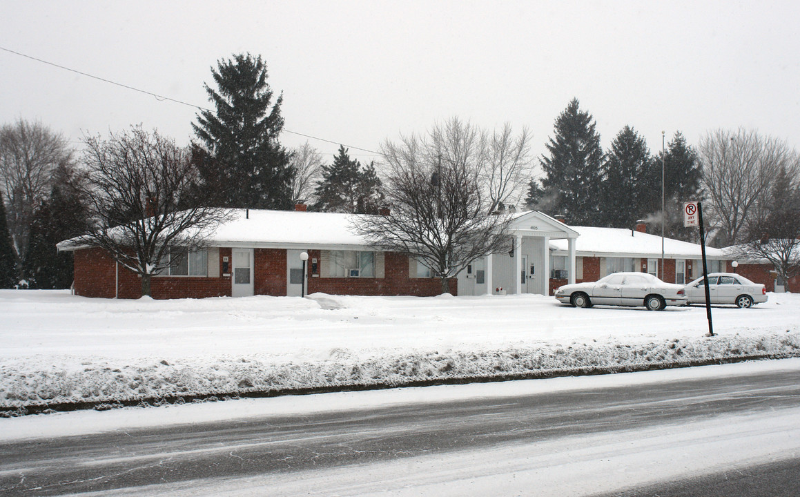 4825 Hill Ave in Toledo, OH - Building Photo