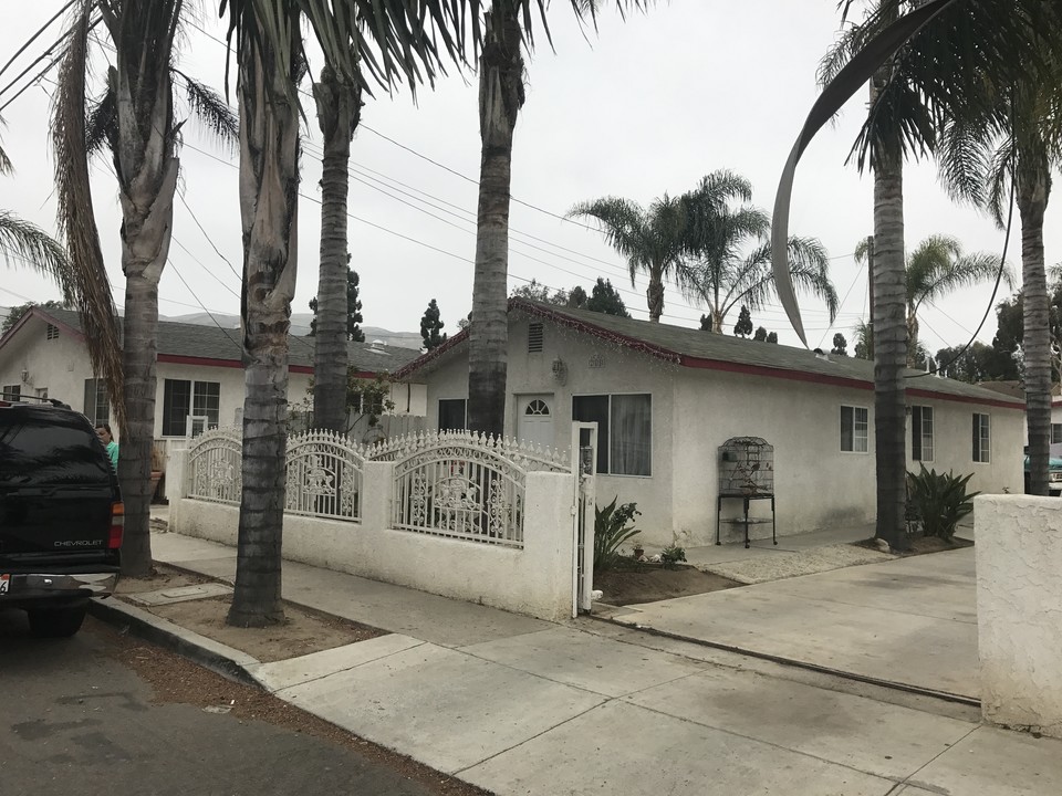 281-295 W Ramona St in Ventura, CA - Building Photo