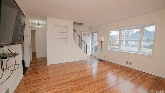 62 Cedar St in Hicksville, NY - Building Photo - Building Photo