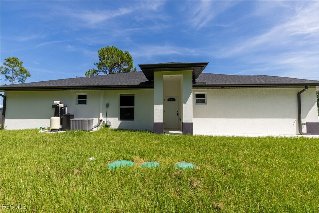 4800 Nelson Dr in Lehigh Acres, FL - Building Photo