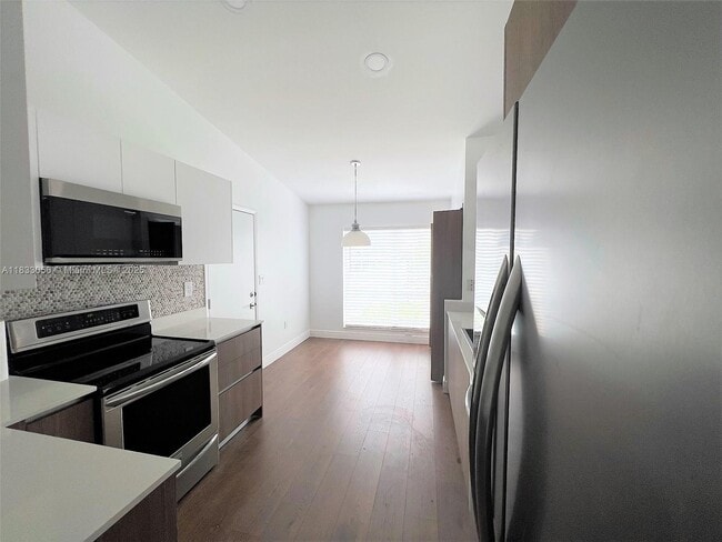 10201 NW 56th St in Doral, FL - Building Photo - Building Photo