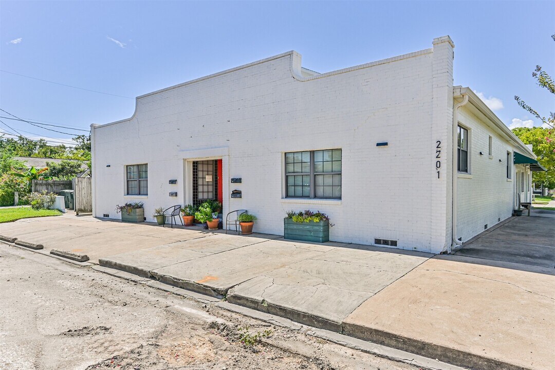 2201 48th St in Galveston, TX - Building Photo