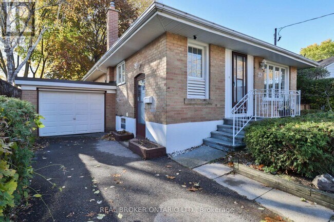 32 Christina Crescent in Toronto, ON - Building Photo - Building Photo