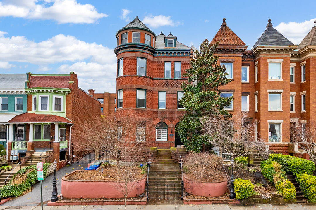 Girard Crossing in Washington, DC - Building Photo