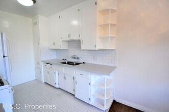 10924 Camarillo St in Los Angeles, CA - Building Photo - Building Photo