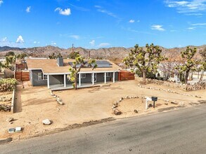 7552 Elk Trail in Yucca Valley, CA - Foto de edificio - Building Photo