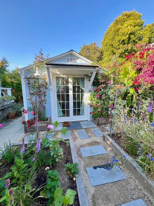 property at 732 W 6th St