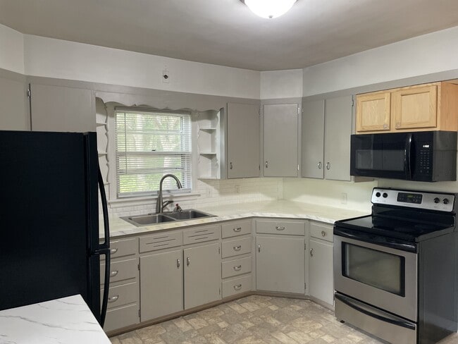 342 Beeline Rd in Holland, MI - Building Photo - Building Photo