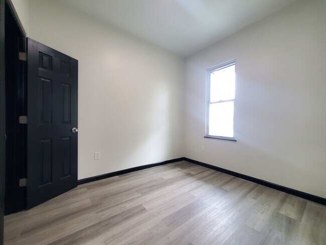 82 Orient Ave, Unit 1 in Jersey City, NJ - Building Photo - Building Photo