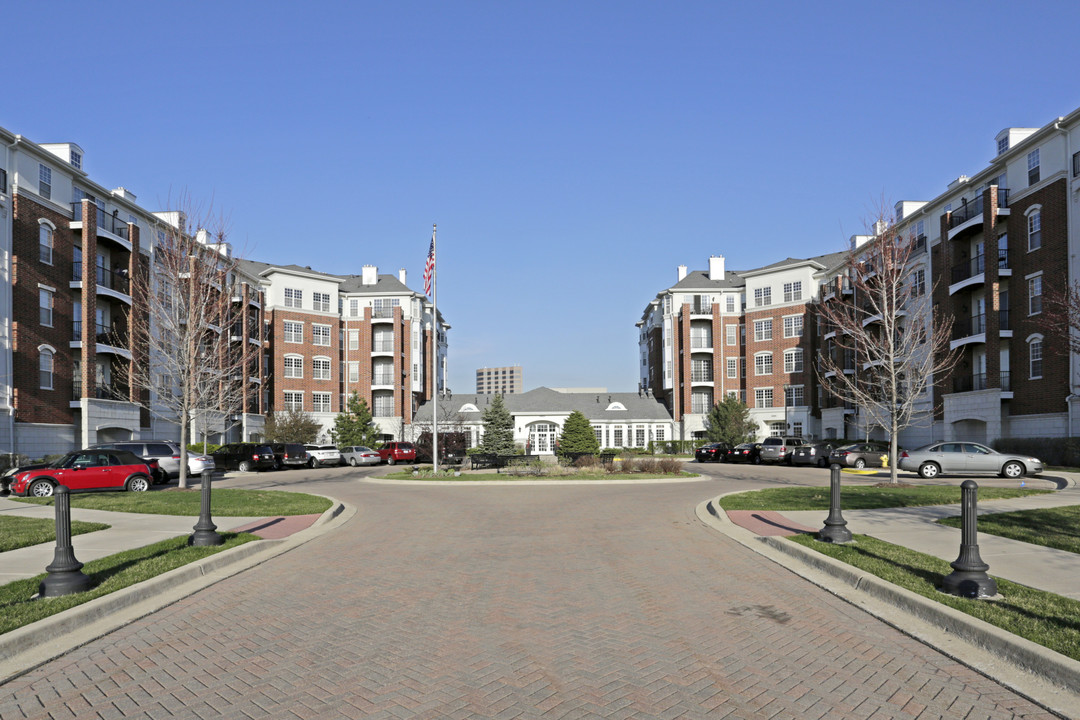 Regency Place in Oakbrook Terrace, IL - Foto de edificio