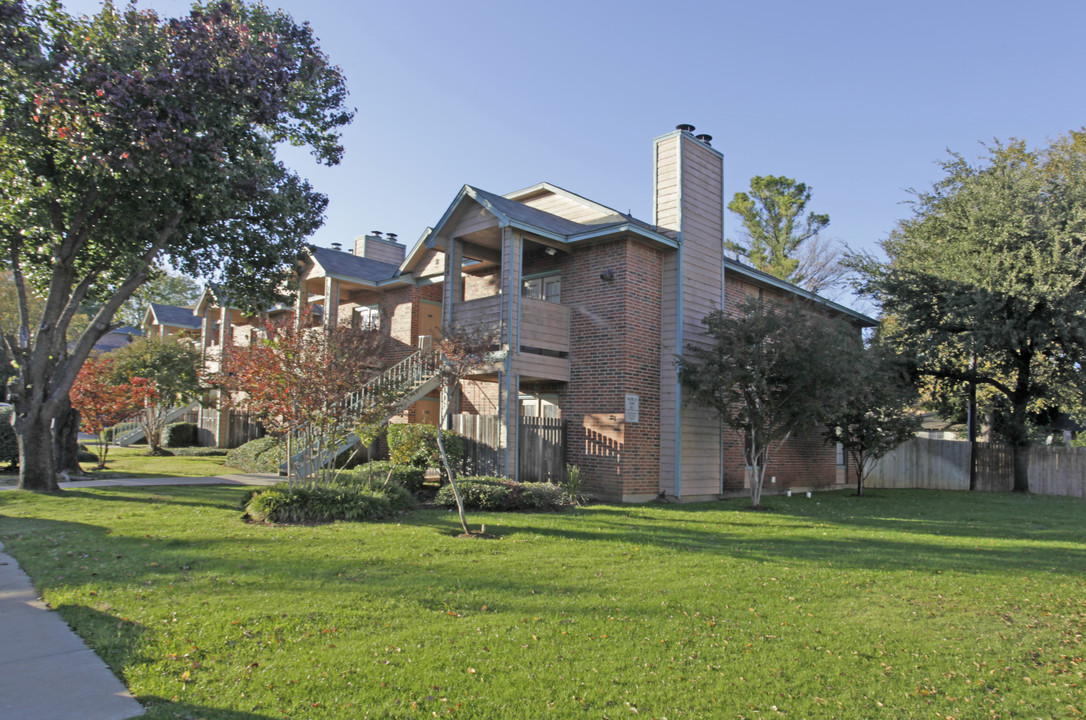 Stadium West Apartments in Arlington, TX - Building Photo