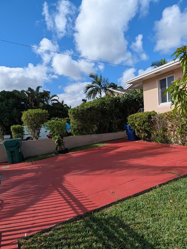 1571 NE 109th St in Miami, FL - Building Photo - Building Photo