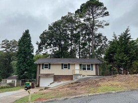 6071 Pinecreek Rd in Forest Park, GA - Building Photo