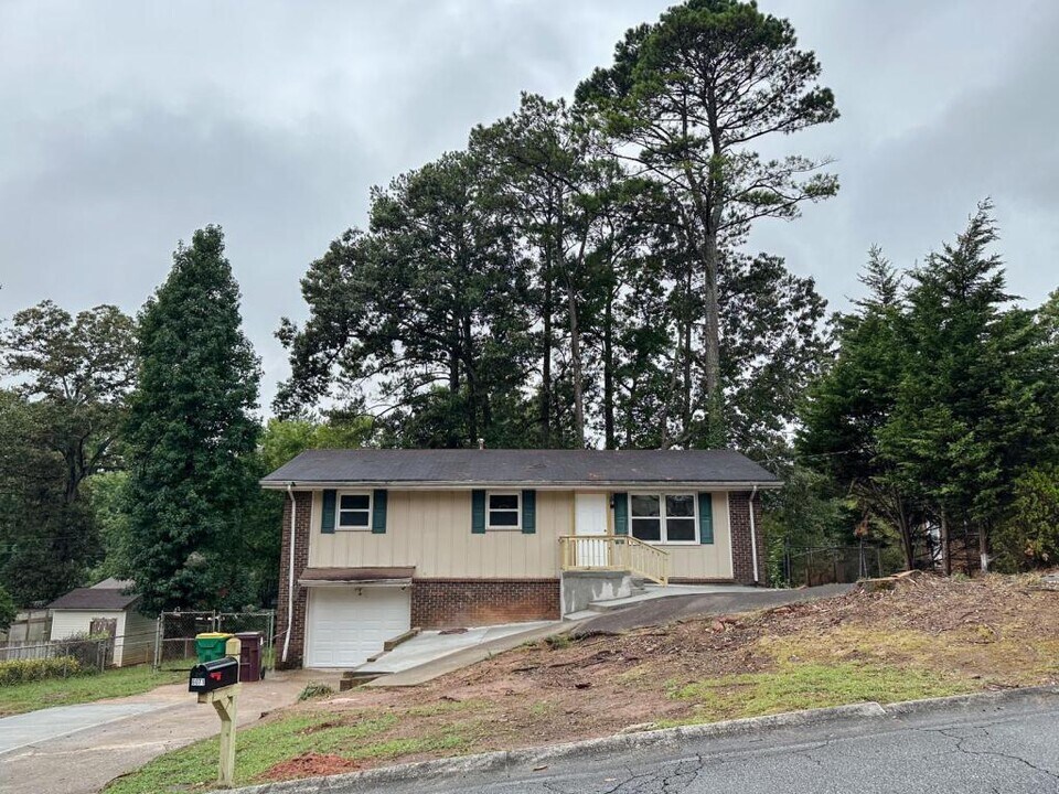 6071 Pinecreek Rd in Forest Park, GA - Building Photo